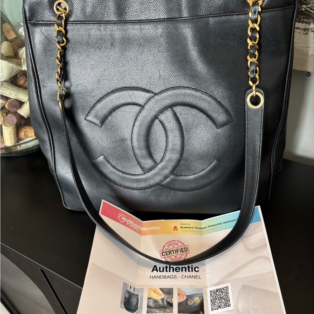 Chanel Black Caviar Shoulder Bag with Gold Hardware - Picture 2 of 16